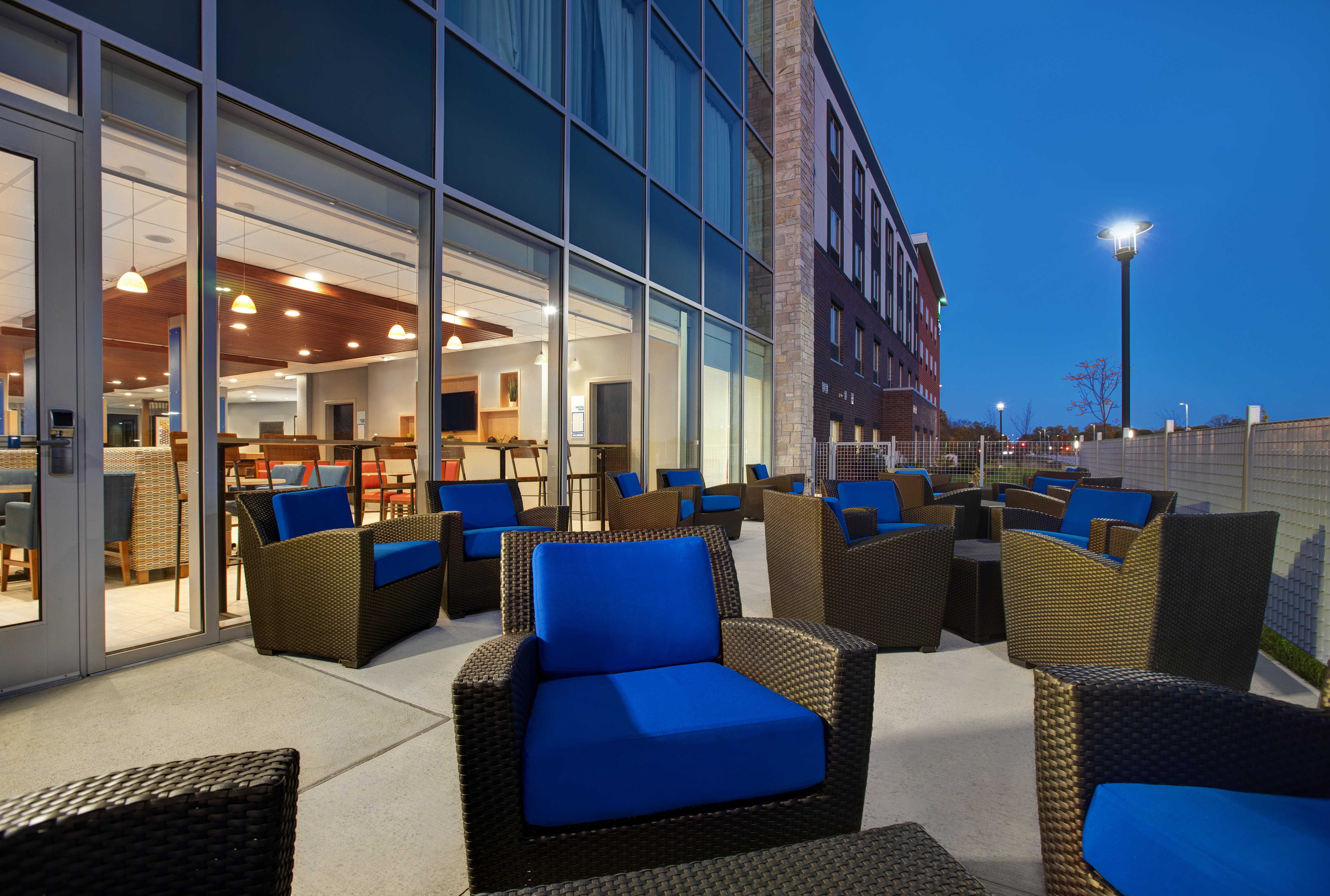 hol inn exp and suites milwaukee brookfield