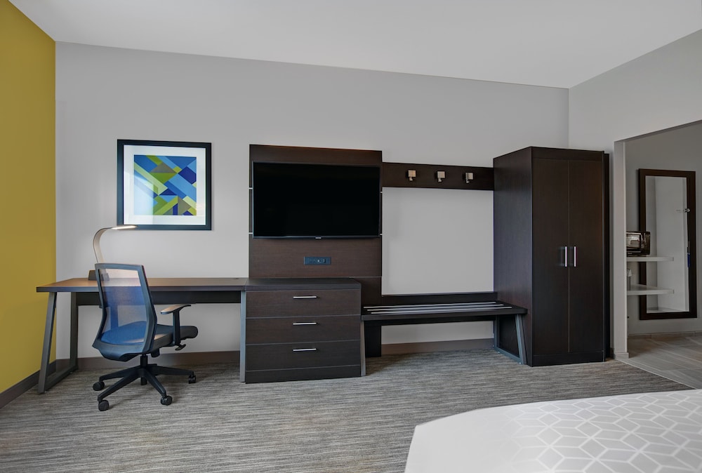 hol inn exp and suites milwaukee brookfield