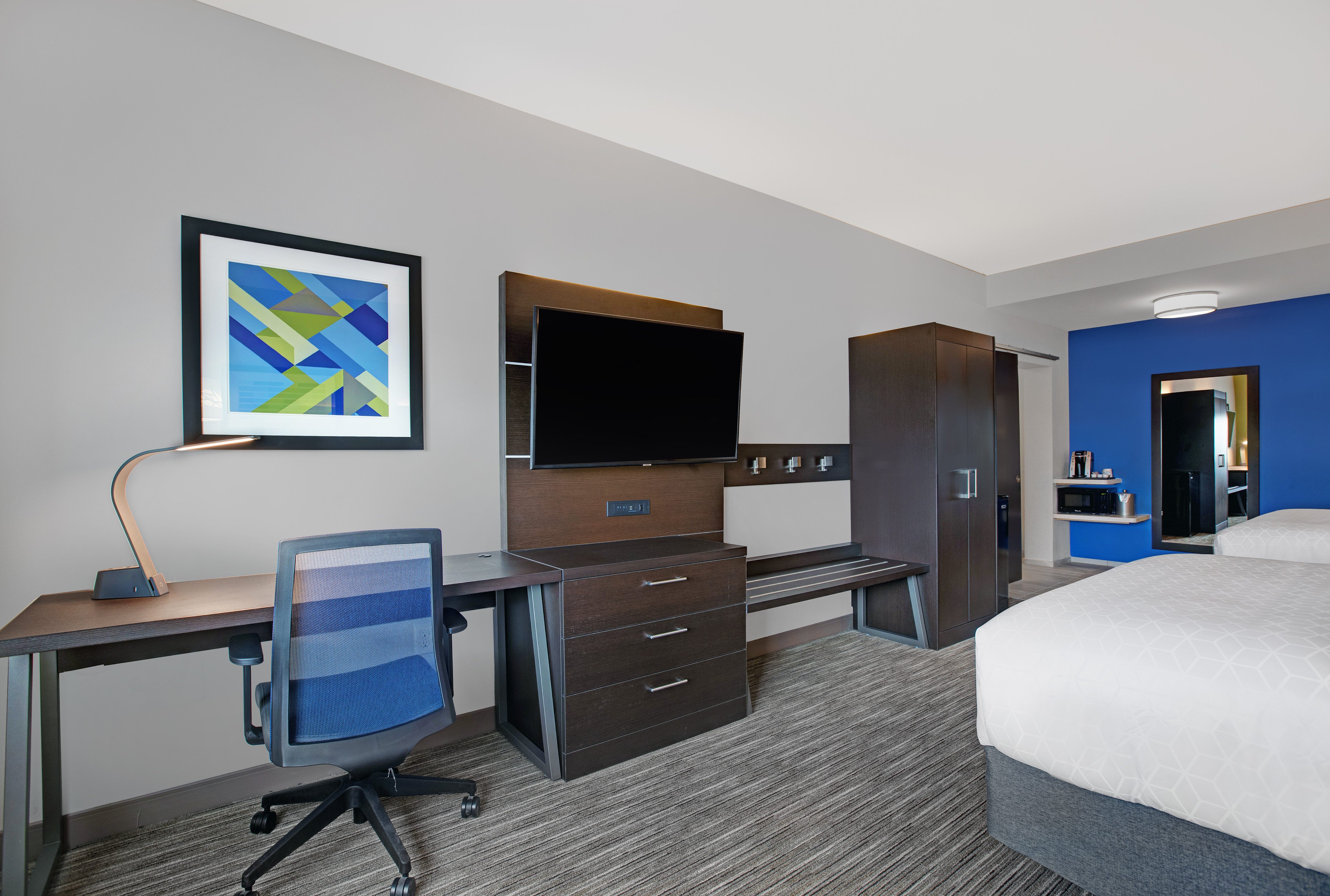 hol inn exp and suites milwaukee brookfield