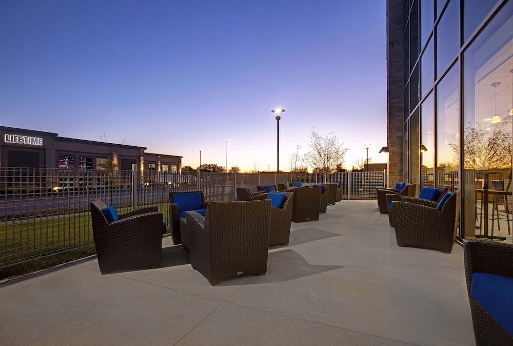 hol inn exp and suites milwaukee brookfield