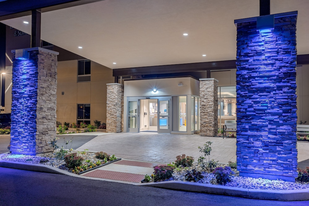 holiday inn express and suites elkhart north an ihg hotel