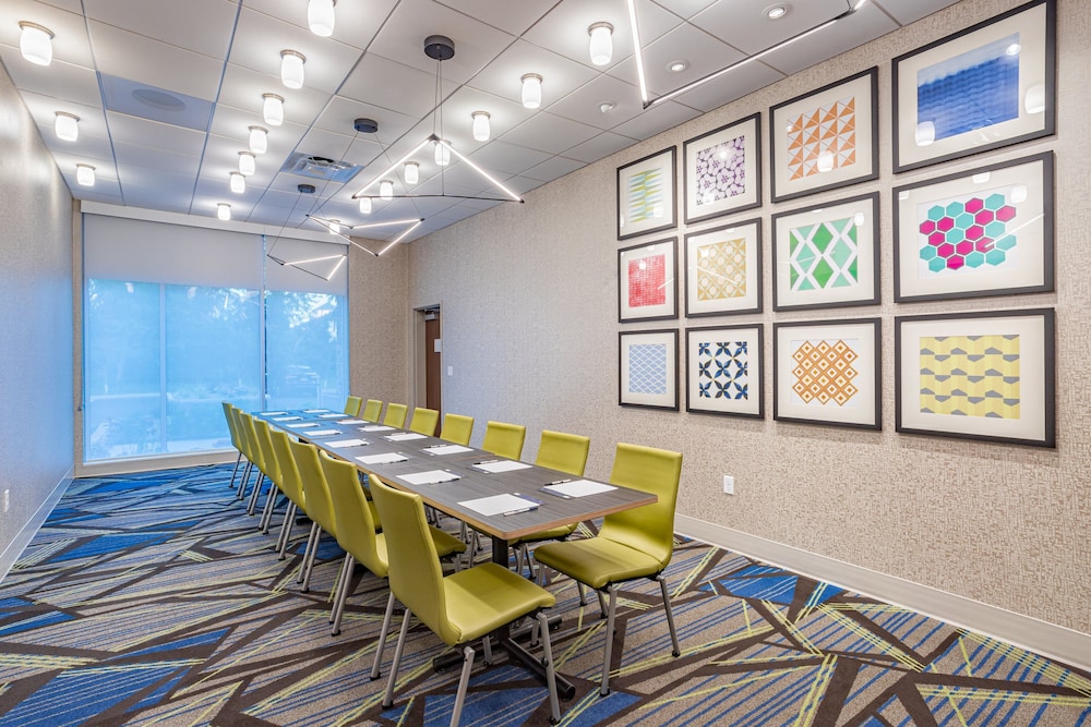 holiday inn express and suites elkhart north an ihg hotel