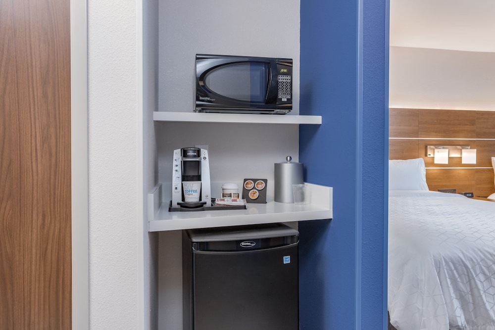 holiday inn express and suites elkhart north an ihg hotel