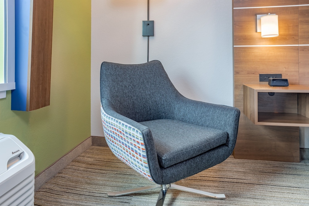 holiday inn express and suites elkhart north an ihg hotel