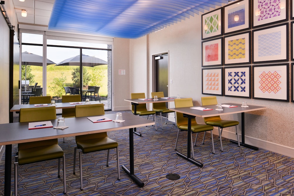 holiday inn express and suites olathe west an ihg hotel