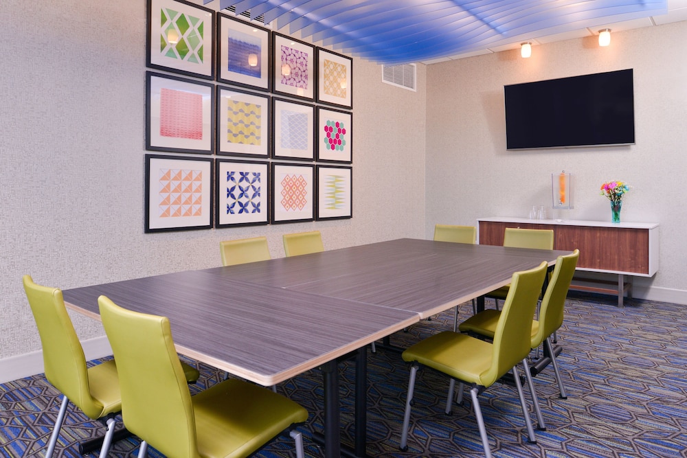 holiday inn express and suites olathe west an ihg hotel