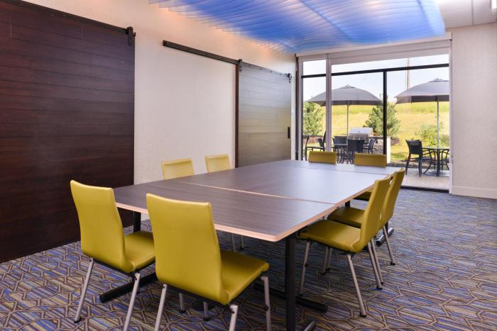 holiday inn express and suites olathe west an ihg hotel