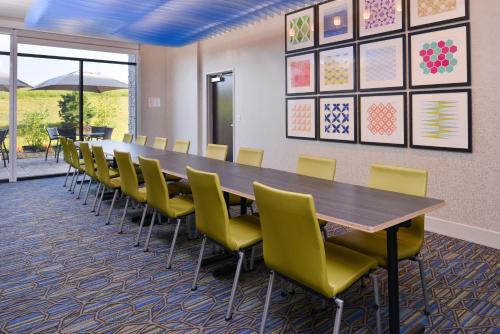 holiday inn express and suites olathe west an ihg hotel