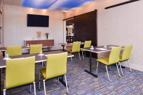 holiday inn express and suites olathe west an ihg hotel