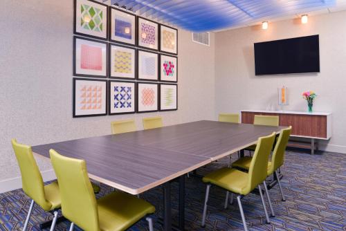 holiday inn express and suites olathe west an ihg hotel