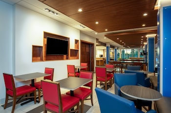 holiday inn express and suites beloit an ihg hotel