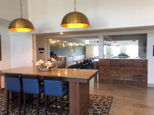 grandstay hotel and suites rock valley