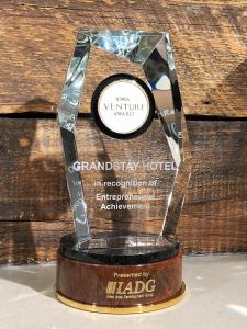 grandstay hotel and suites rock valley