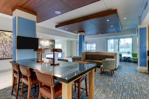 holiday inn express and suites middletown goshen