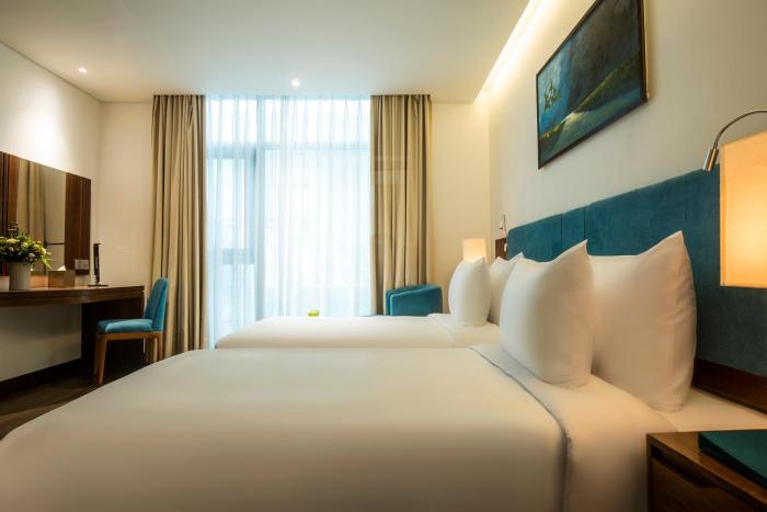 maximilan danang beach hotel