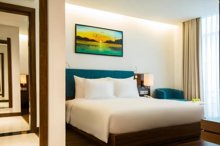 maximilan danang beach hotel