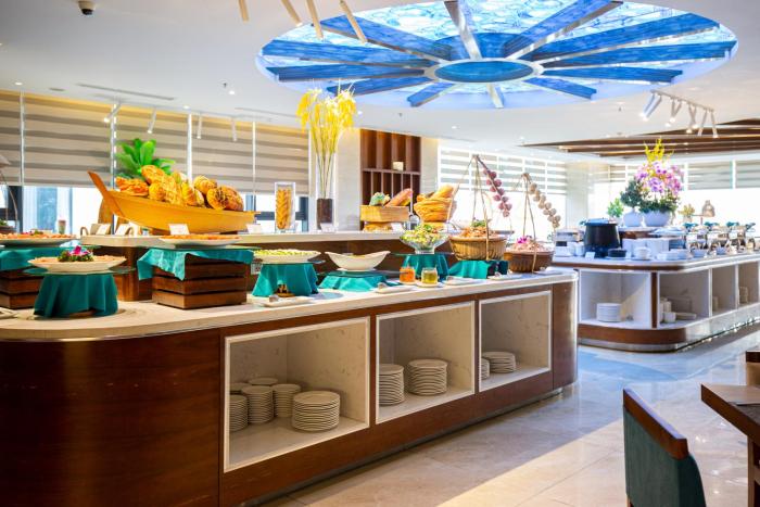 maximilan danang beach hotel