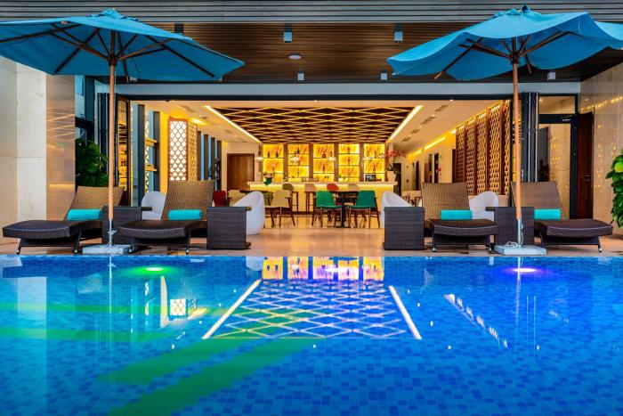 maximilan danang beach hotel