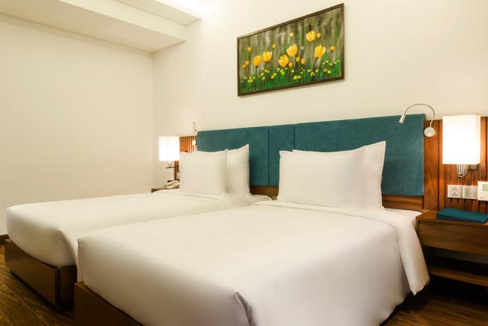 maximilan danang beach hotel