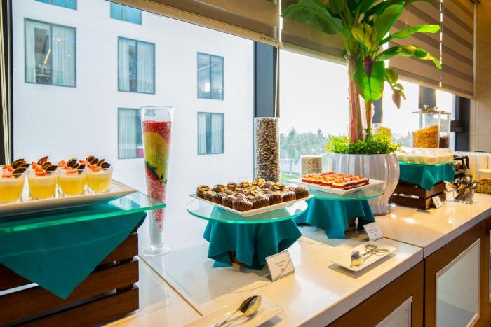 maximilan danang beach hotel