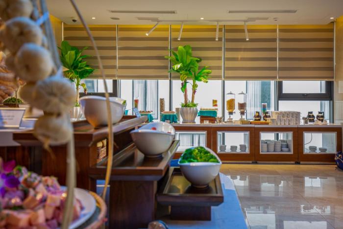 maximilan danang beach hotel