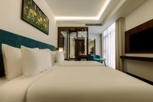 maximilan danang beach hotel