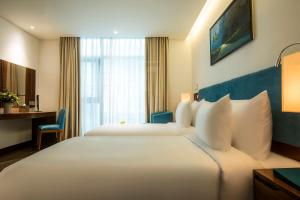 maximilan danang beach hotel