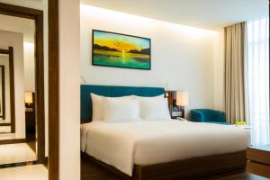 maximilan danang beach hotel