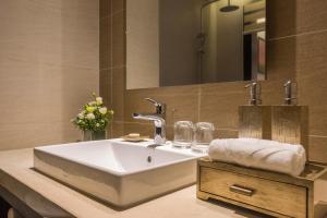 maximilan danang beach hotel