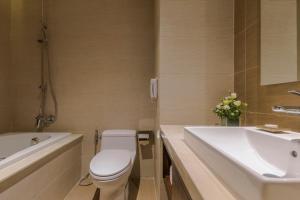 maximilan danang beach hotel