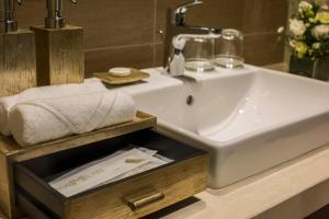 maximilan danang beach hotel