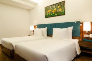 maximilan danang beach hotel