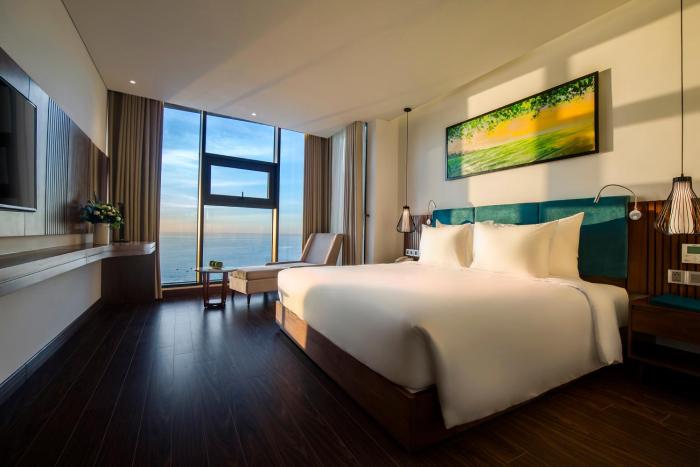 maximilan danang beach hotel