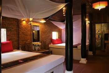 under the coconut tree hostel