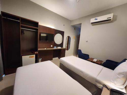 melody queen hotel by aura