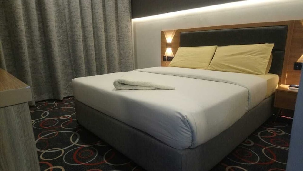 melody queen hotel by aura