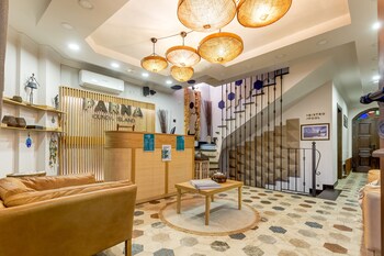 Parna Hotel,Near Taksiyarhis Church,1 star