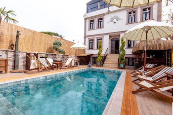 Parna Hotel,Near Taksiyarhis Church,1 star