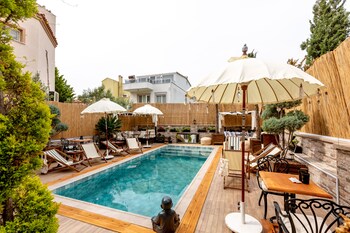 Parna Hotel,Near Taksiyarhis Church,1 star