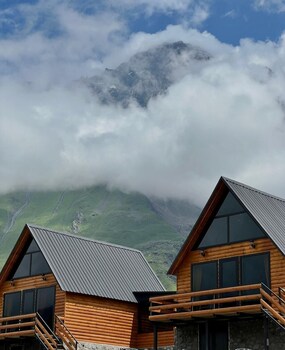twin cottages kazbegi