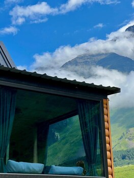 twin cottages kazbegi