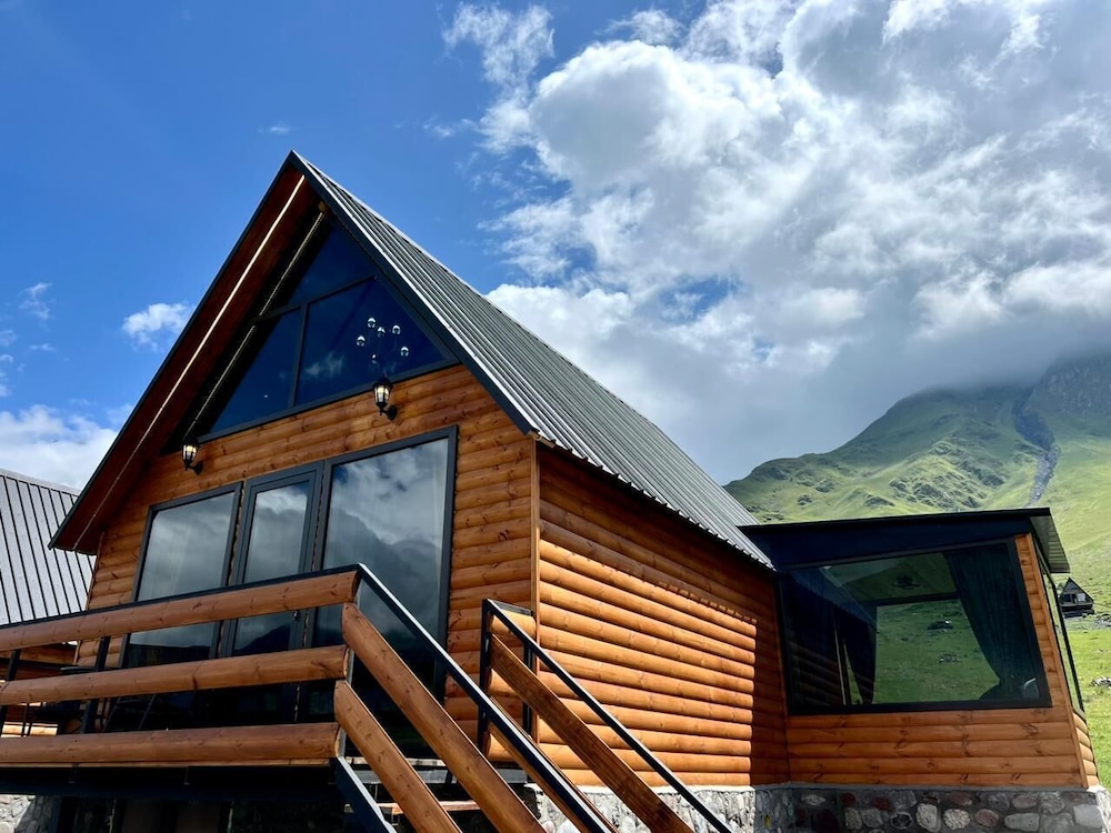 twin cottages kazbegi