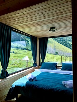 twin cottages kazbegi