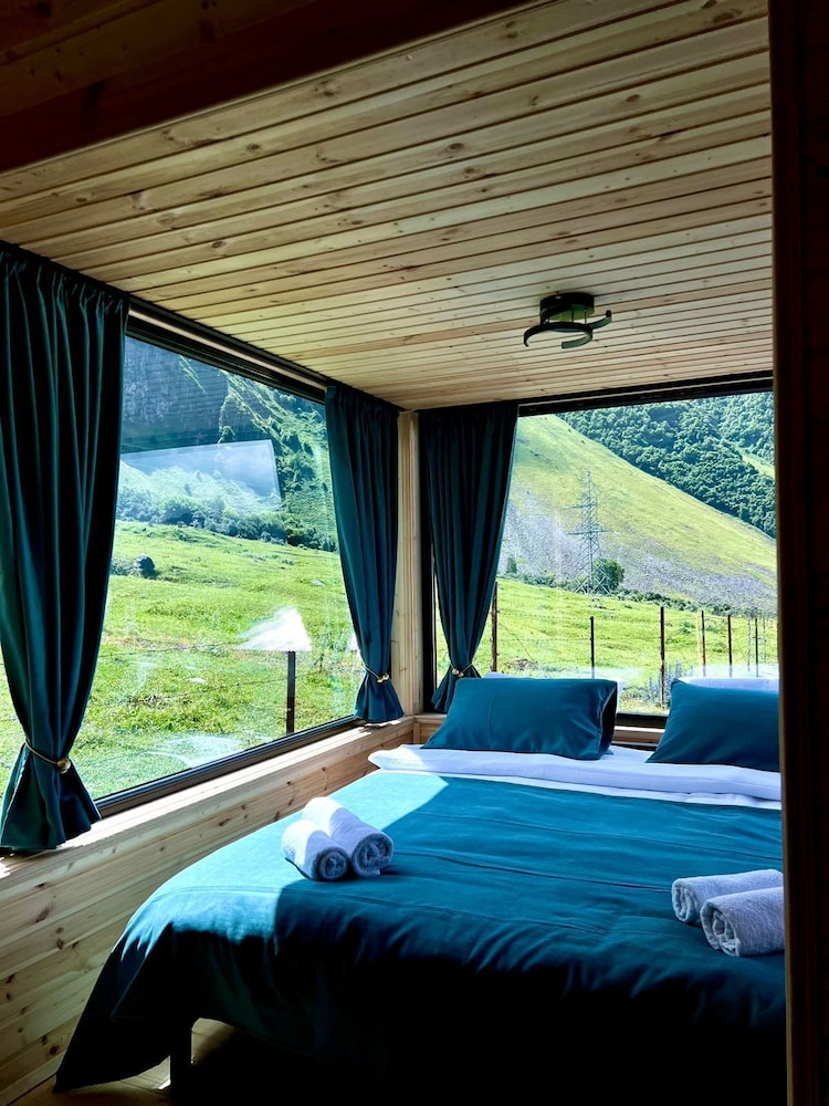 twin cottages kazbegi