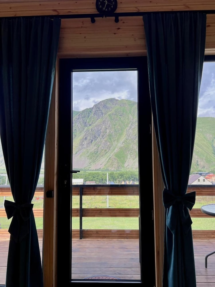 twin cottages kazbegi