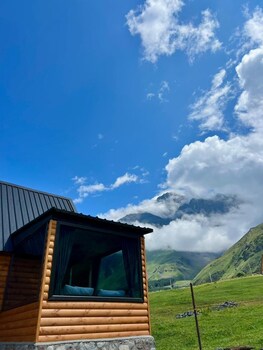 twin cottages kazbegi