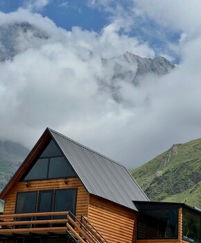 twin cottages kazbegi