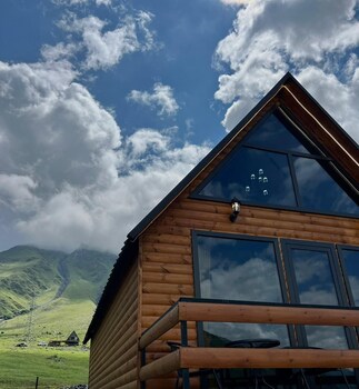twin cottages kazbegi