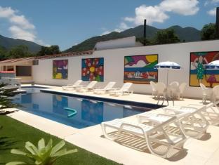 pousada azul da cor do mar