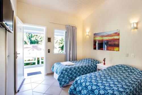 pousada azul da cor do mar